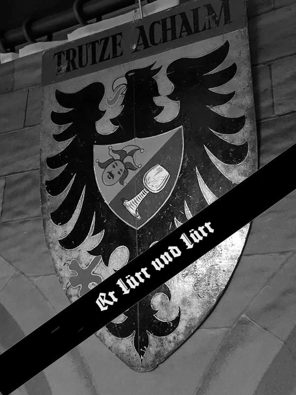 Wappen der Trutze Achalm mit Hinweis auf Sommerpause